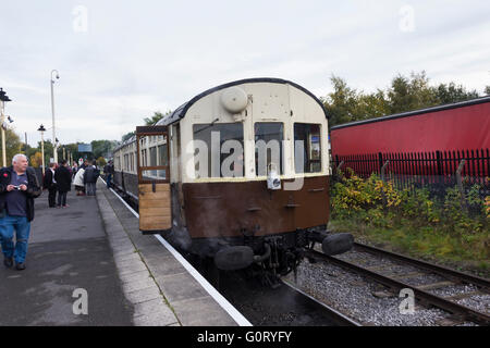 GWR Autocoach bei Heywood auf die East Lancashire Railway von ehemaligen Great Western Railway Fahrradtasche Tenderlok 6430 gezogen. Stockfoto