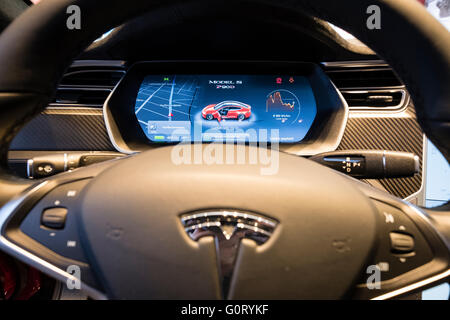 Digitales Dashboard auf Model S Auto in Tesla Elektroauto Showroom am Kurfürstendamm, Kudamm, Charlottenburg, Berlin, Deutsch Stockfoto