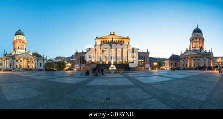 Panoramablick über Gendarmenmarkt Square am Abend in Mitte Berlin Deutschland Stockfoto