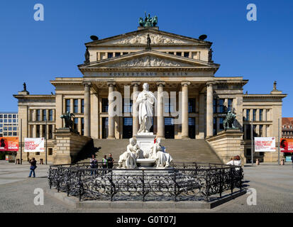 Konzerthaus und Schiller-Denkmal auf dem Gendarmenmarkt Square in Mitte Berlin Deutschland Stockfoto