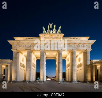 Brandenburger Tor am Abend in Berlin Deutschland Stockfoto