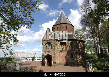Barbarossa-Burg Valkhof Charlemange Chaple 1400 und Brücke über den Fluss Waal bei Nijmegen Operation Market Garden WW2. Stockfoto