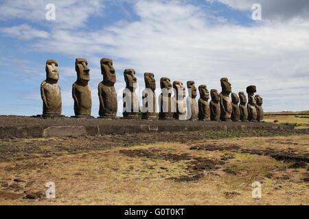 Foto von Ahu Tongariki, die größte Ahu (steinerne Plattformen mit Moai Statuen) auf der Osterinsel. Stockfoto