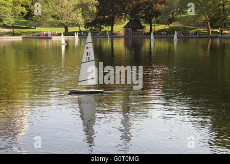 Foto von Modellbooten auf dem Konservatorium Wasser im Central Park, New York. Stockfoto