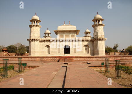 Grab von I'Timād-Ud-Daulah ist es ein Mughal-Mausoleum in der Stadt Agra in Indien. Es wird manchmal "Baby Taj" genannt. Stockfoto