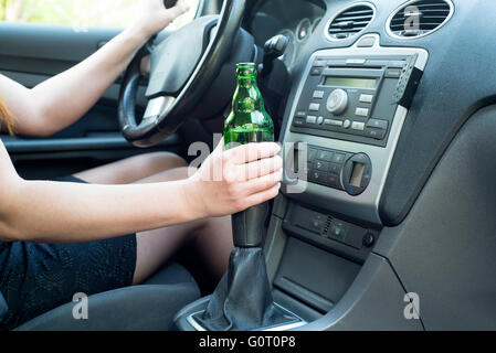 Bild der Frau Trinken von Alkohol im Auto. Stockfoto