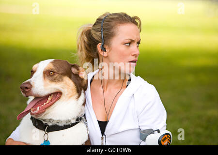 Frau im Park Joggen mit ihrem treuen Hund. Stockfoto