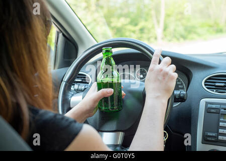 Bild der Frau Trinken von Alkohol im Auto. Stockfoto