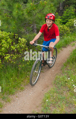 12-Year-Old Theo Braibish Mountain-biking, fünf Meile Butte, Mt. Hood, Oregon Stockfoto