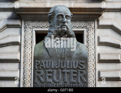 City of London, London, England, UK. 19 April 2016Statue von Paul Julius Reuter, Gründer der Nachrichtenagentur Reuters in London Exchange.Paul Julius Freiherr von Reuter (Baron de Reuter) (21. Juli 1816 – 25. Februar 1899), deutscher Unternehmer, Pionier der Telegrafie und Berichterstattung ein Reporter und Medieninhaber beteiligt war und der Gründer der Nachrichtenagentur Reuters seit 2008 Teil von Thomson Reuters-Konglomerat. Stockfoto