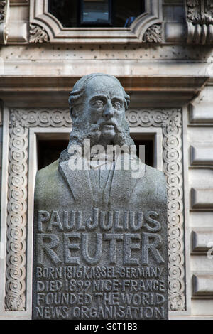 City of London, London, England, UK. 19 April 2016Statue von Paul Julius Reuter, Gründer der Nachrichtenagentur Reuters in London Exchange.Paul Julius Freiherr von Reuter (Baron de Reuter) (21. Juli 1816 – 25. Februar 1899), deutscher Unternehmer, Pionier der Telegrafie und Berichterstattung ein Reporter und Medieninhaber beteiligt war und der Gründer der Nachrichtenagentur Reuters seit 2008 Teil von Thomson Reuters-Konglomerat. Stockfoto