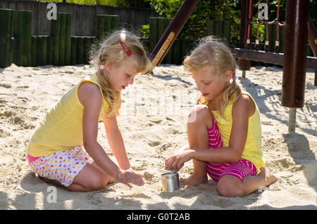 freundlichen Mädchen spielen im Sandkasten Stockfoto