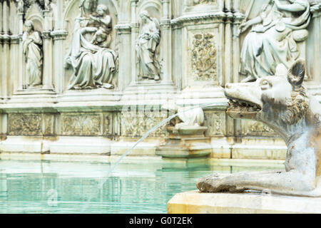 Das Fonte Gaia ist ein monumentaler Brunnen auf der Piazza del Campo im Zentrum von Siena (Toskana, Italien) entfernt. Stockfoto