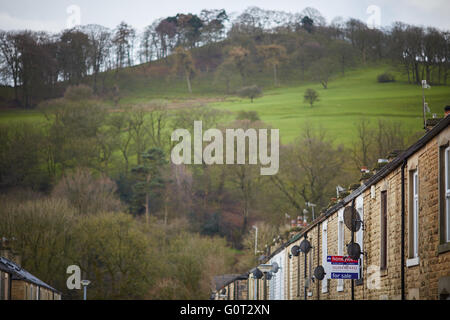 Whalley ein großes Dorf in Ribble Valley an den Ufern des Flusses Calder in Lancashire.  Königin-Straße Reihenhaus 2 oben 2 unten ston Stockfoto