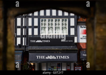 Whalley ein großes Dorf in Ribble Valley an den Ufern des Flusses Calder in Lancashire.   King Street wichtigsten Zeitungsladen Baldachin Tim Stockfoto