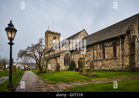 Whalley ein großes Dorf in Ribble Valley an den Ufern des Flusses Calder in Lancashire.  Die Kirche der Hl. Maria und alle Heiligen, ich Stockfoto