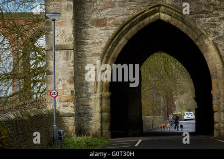 Whalley ein großes Dorf in Ribble Valley an den Ufern des Flusses Calder in Lancashire.  Whalley Gateway Ruinen Torbogen Fahrt ca Stockfoto