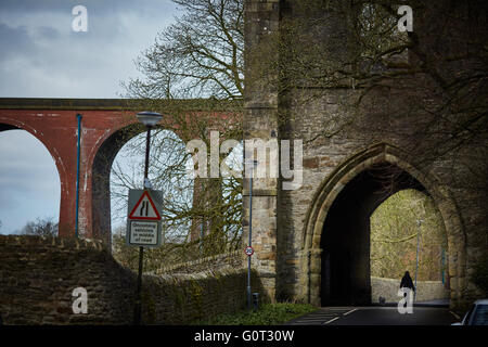 Whalley ein großes Dorf in Ribble Valley an den Ufern des Flusses Calder in Lancashire.  Whalley Gateway Ruinen Torbogen Fahrt ca Stockfoto