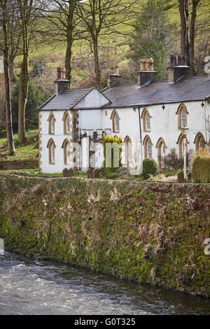 Whalley ein großes Dorf in Ribble Valley an den Ufern des Flusses Calder in Lancashire.  Hütten am Ufer des Flusses cal Stockfoto