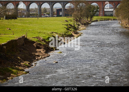 Whalley ein großes Dorf in Ribble Valley an den Ufern des Flusses Calder in Lancashire.  Volksmund "Whalley Arches", Wha Stockfoto