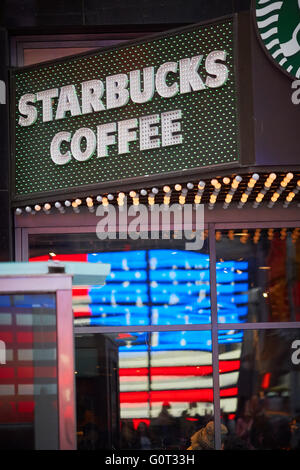 Der New York Times Square große Leuchtreklame Leuchtkasten Flagge Starbucks Coffee-Shop Zeichen Marke Stockfoto