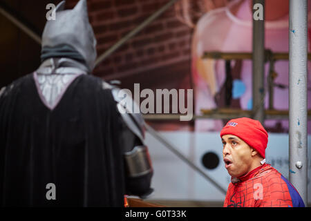 New York Times Square Bettler betteln wollen Geld Cash Hand suchen wollen Humor Obdachlose brauchen Geld ruht in Kostüm Stockfoto