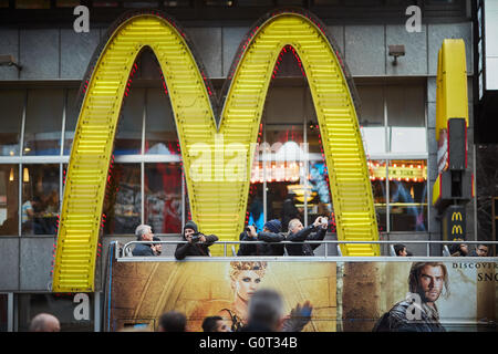 New York Times Square Broadway McDonalds Zeichen Logo Riesen m Bogen goldenen gelben großen Bus Trainer fotografieren Stockfoto