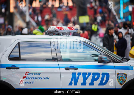 New York Times Square Broadway NYPD höflich Professionalität Respekt Geländewagen hautnah blau weiße Polizisten Pcso p.c.s.o. Stockfoto