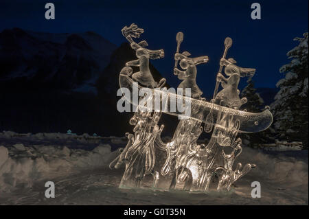 Eis-Skulptur der indigenen Völker in einem Kanu, Lake Louise, Banff Nationalpark, Alberta, Kanada Stockfoto