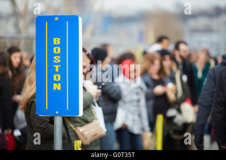 New York-Warteschlange warten günstige Bustickets nach Boston Kunden warten auf der Straße Stockfoto