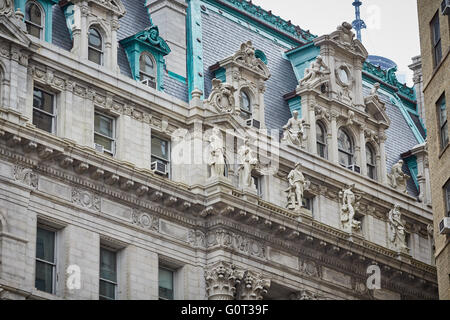 New York Statue verkleidet reich verzierte äußere schließen Detail The Surrogate Courthouse, auch bekannt als die Halle der Aufzeichnungen, ist ein sein Stockfoto