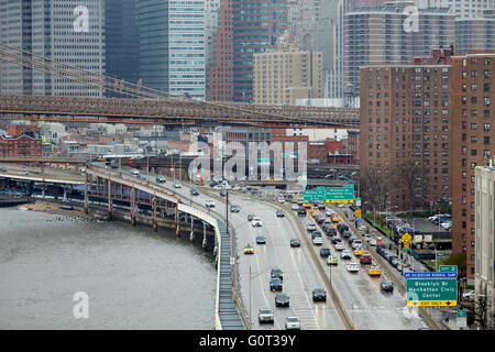 New York Blick von Manhattan Hängebrücke der FDR Drive Ausfahrt 2 Kfz Kfz Auto Fahrer-Fahrzeug-Motor angetrieben Stockfoto