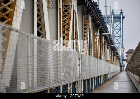 New York Manhattan Bridge ist eine Hängebrücke, die den East River in New York City, Lower Manhattan im Anschluss überquert Stockfoto