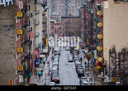 New York Blick von Manhattan Hängebrücke von Chinatown von oben blickte Straßenschilder chinesische asiatische Viertel getho Stockfoto