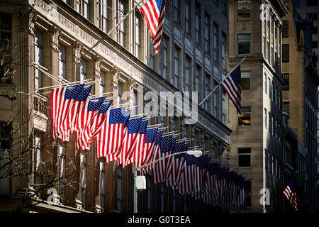 New York viele viele große Menge Zeilen Fahnen Stars stripes hängenden äußeren des Gebäudes unter der Flagge der Vereinigten Staaten von Amerika Stockfoto