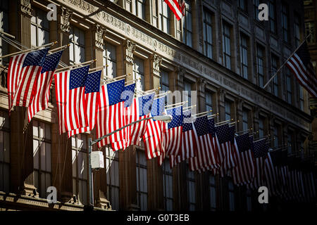 New York viele viele große Menge Zeilen Fahnen Stars stripes hängenden äußeren des Gebäudes unter der Flagge der Vereinigten Staaten von Amerika Stockfoto