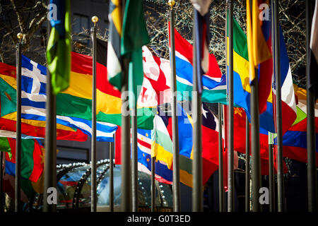 New York viele viele große Menge Zeilen Fahnen Sterne Streifen hängen Fassade des Gebäudes unter der Flagge vermischt verschiedene rerenanderen Stockfoto