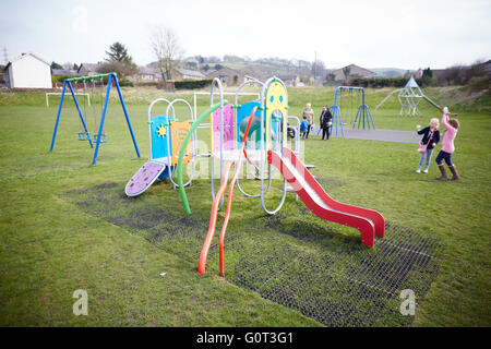 Kinder jüngsten Kinder spielen eingereichten Boden Park Kinder Spielplatz Dias Rahmen moderne Schaukeln Felder spielen Jugendliche klettern Stockfoto