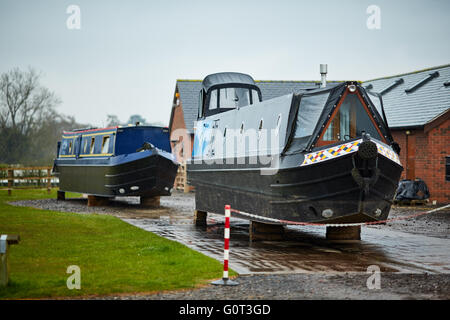 Overwater Marina, Coole Lane, Newhall, Nantwich, Cheshire Wasserstraße trüben nassen Tag Wetter grau grau Trockendock an Land reparieren Shop r Stockfoto