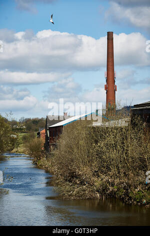 Rams unten Kunst im öffentlichen Raum Wappen Ramsbottom River Orwell Fabrik auf Banken Schornstein Industrie Leichtindustrie Stockfoto