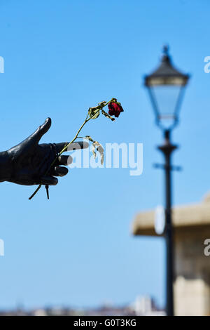 Liverpool Albert Billy Fury Statue Ronald William Wycherley besser bekannt unter seinem Künstlernamen Billy Fury hält eine einzelne rose pl Stockfoto