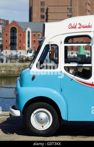 Liverpool Albert docks Vintage Icecream van Eis Kegel klassische Herr stark Ice Cream Van Commer BF britischer-Hersteller von c Stockfoto