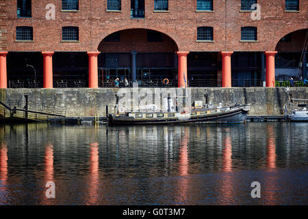 Von denen außen das Albert Dock ein Komplex von ist Liverpool Albert Dock Gebäude docken an Gebäuden und Lagerhallen in Liverpool, England. Stockfoto