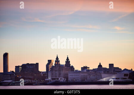 aus Westen schweben Merseyside Liverpool Birkenhead docks Liverpool Skyline mit Leber Gebäudefronten über den Fluss Mersey-c Stockfoto