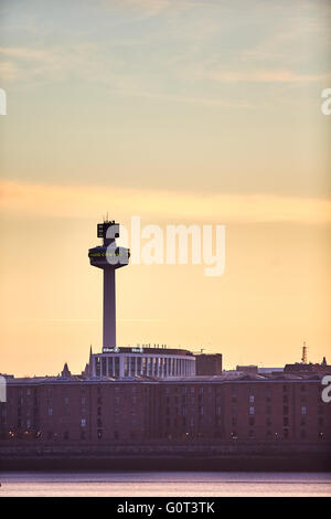 aus Westen schweben Merseyside Liverpool Birkenhead docks Liverpool Skyline mit dem Stadtmuseum Turm Albert docks Regeneration R Stockfoto