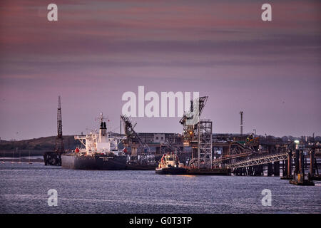 Birkenhead dockt an den Ufern des Flusses Mersey Sonnenuntergang Sonnenaufgang morgen niedrigen Licht Nacht Dämmerung Dawn Stockfoto