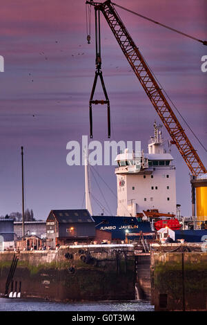 Birkenhead dockt an den Ufern des Flusses Mersey Sonnenuntergang Sonnenaufgang morgen niedrigen Licht Nacht Dämmerung Dawn Stockfoto