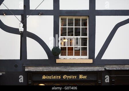 Manchester Shambles Square ist ein Platz in Manchester, England, gegründet 1999 rund um die umgebaute alte Wellington Inn und Sincl Stockfoto