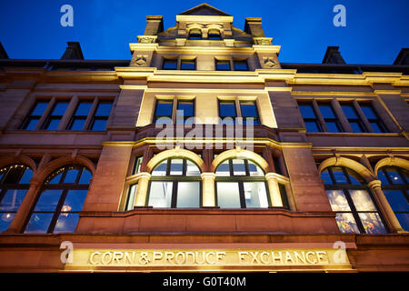 Manchester Getreidebörse außen am dunklen Abend Nacht Stockfoto