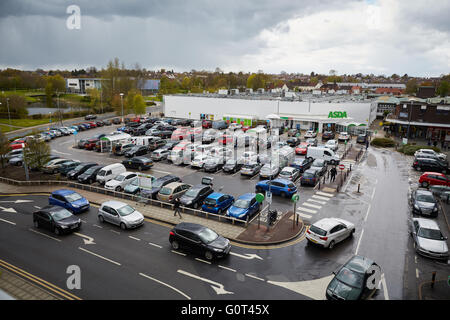 ASDA Supermarkt Winsford Geschäfte Shopper Shop Einzelhandel Bezirk Supermarkt Händler Einzelhändler Einzelhändler speichern tr Stockfoto